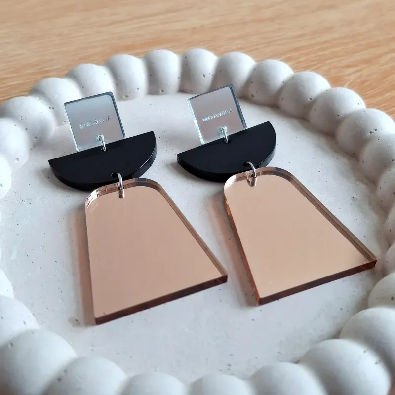 M plateado cuadrado, negro, oro rosa