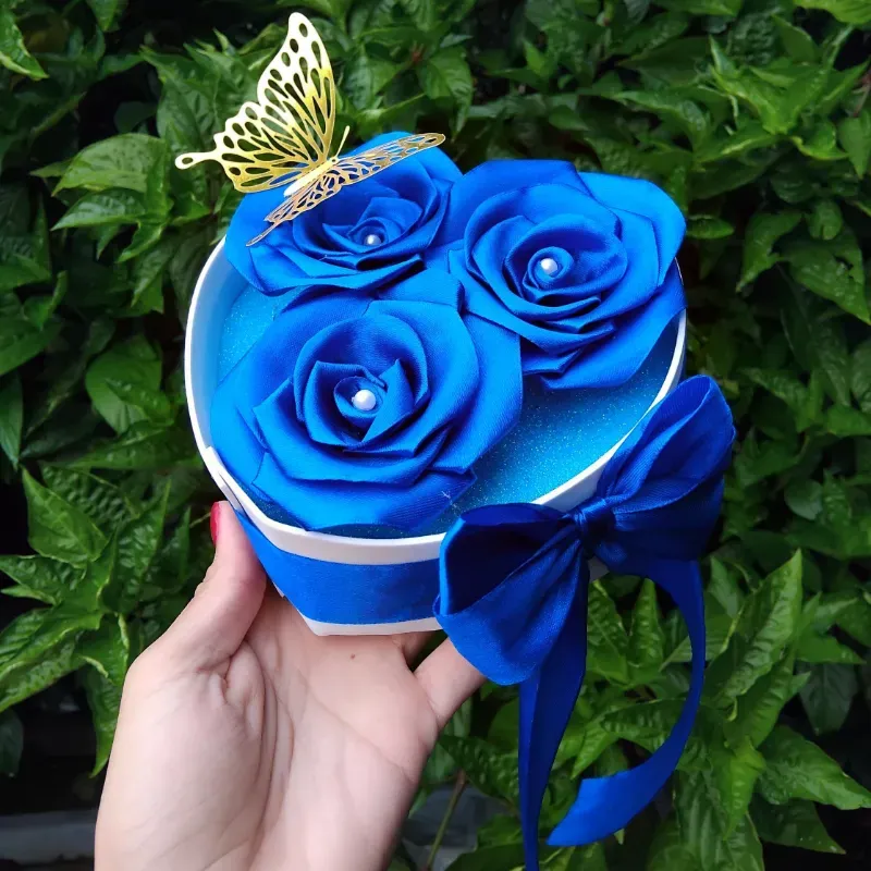 Caja en forma de corazón con 3 rosas