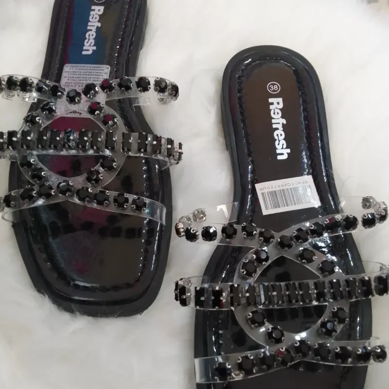 Sandalias negras con perlas