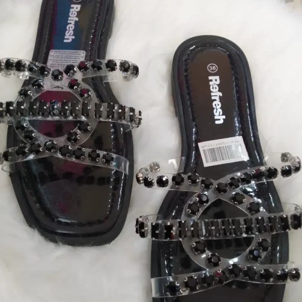 Sandalias negras con perlas