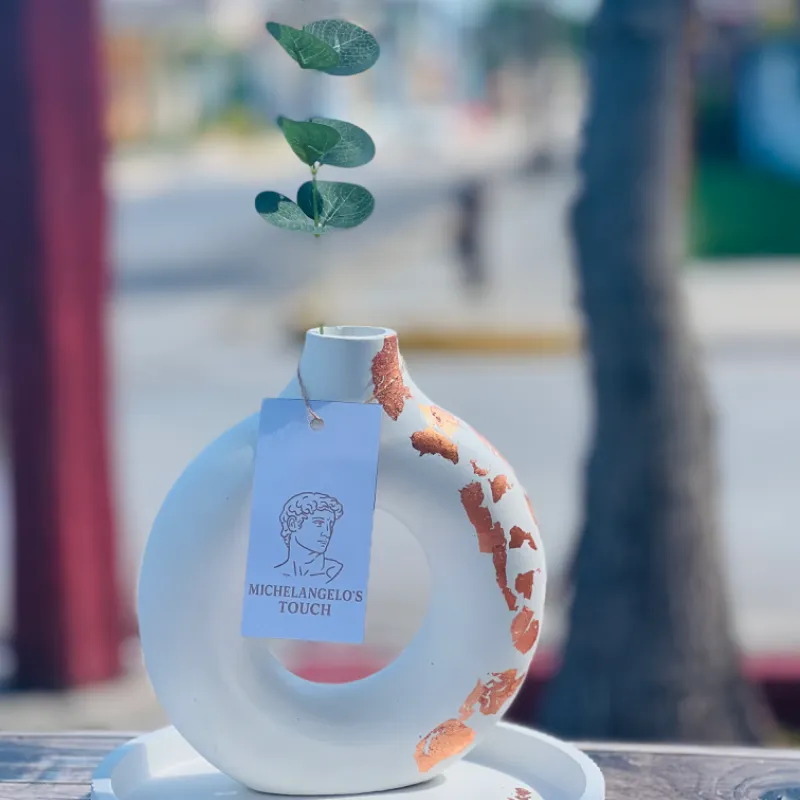 Jarrón liso con bandeja bronce