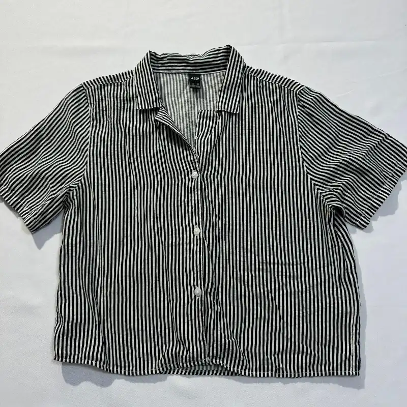 Camisa Estilo Boxy de Manga Corta de Rayas Blancas y Negras