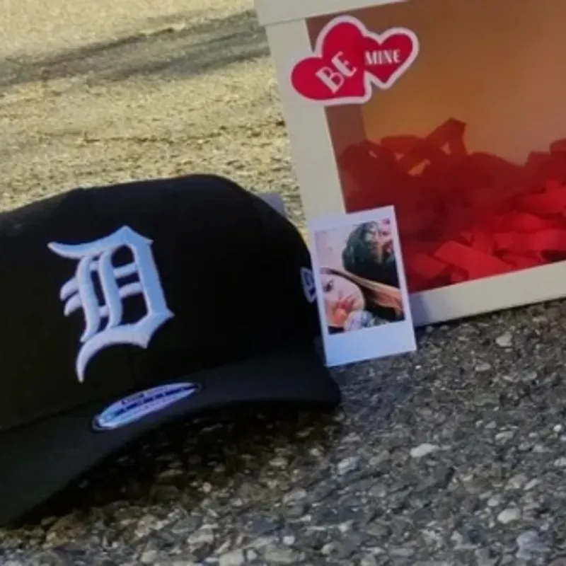 Caja con ventana + gorra + polaroids