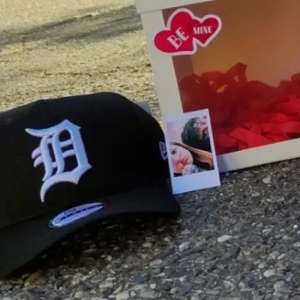 Caja con ventana + gorra + polaroids