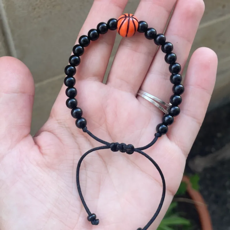 Pulseras de perlas negras con pelota de básquet