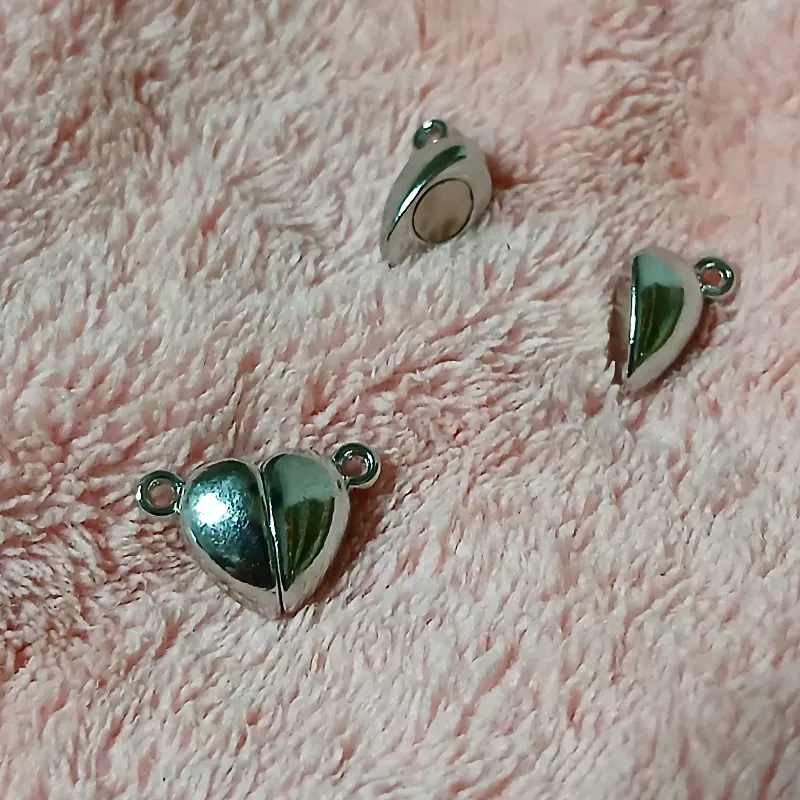 Corazones imantados plateados