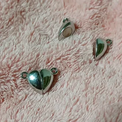 Corazones imantados plateados