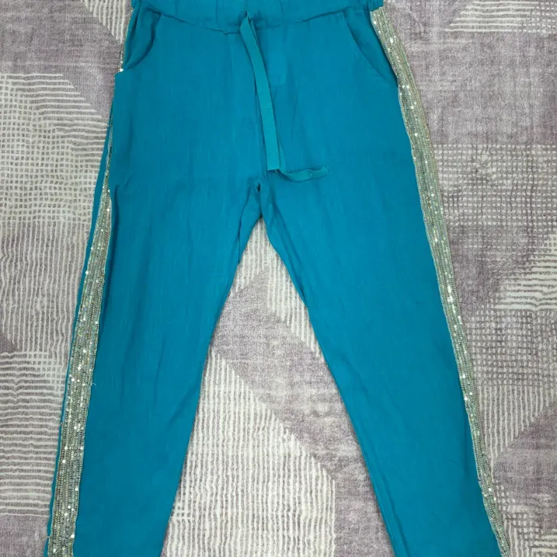 Pantaloneta azul de lino con brillos a los lados