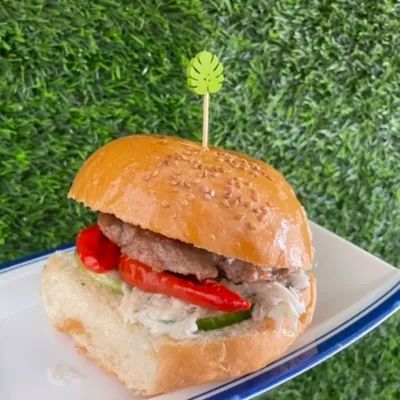 Comenzamos con una base de hamburguesa natural