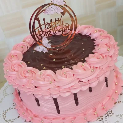Torta con drip y cobertura de chocolate