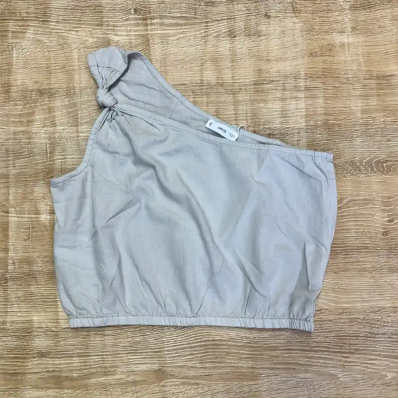 Blusa Mango de un hombro color beige