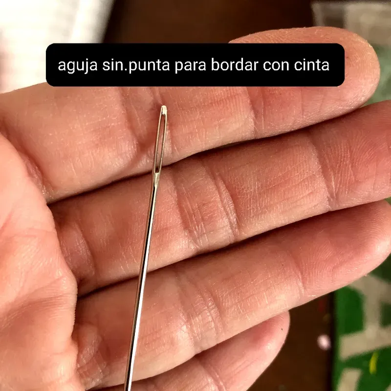 Aguja sin punta para bordar con cinta
