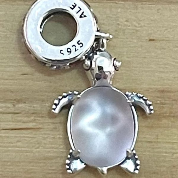 Charm Tortuga rosada clara