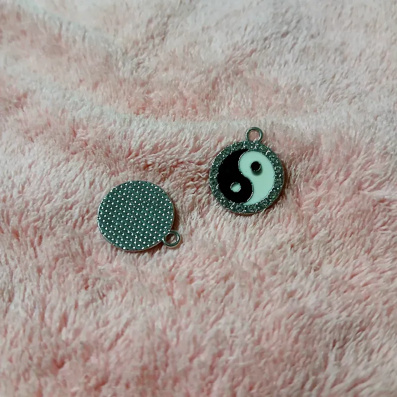 Dije Yin Yang con piedras de brillo