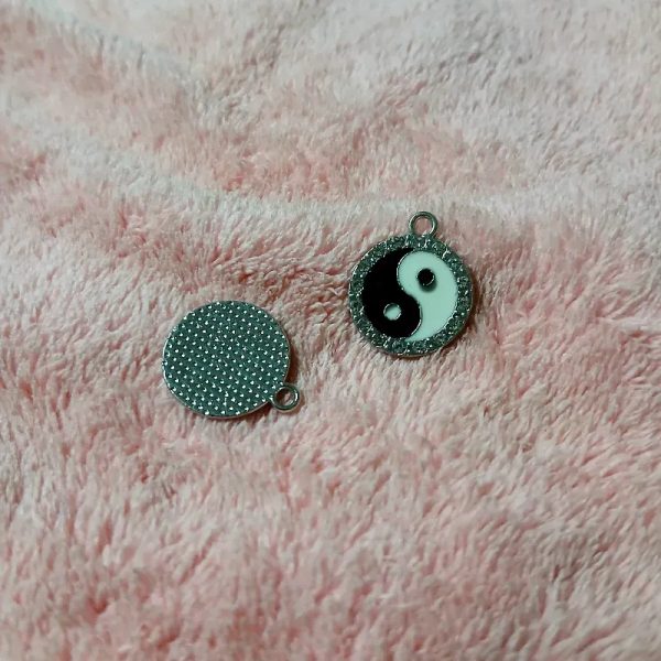 Dije Yin Yang con piedras de brillo