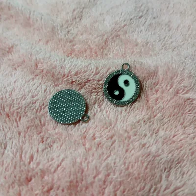 Dije Yin Yang con piedras de brillo