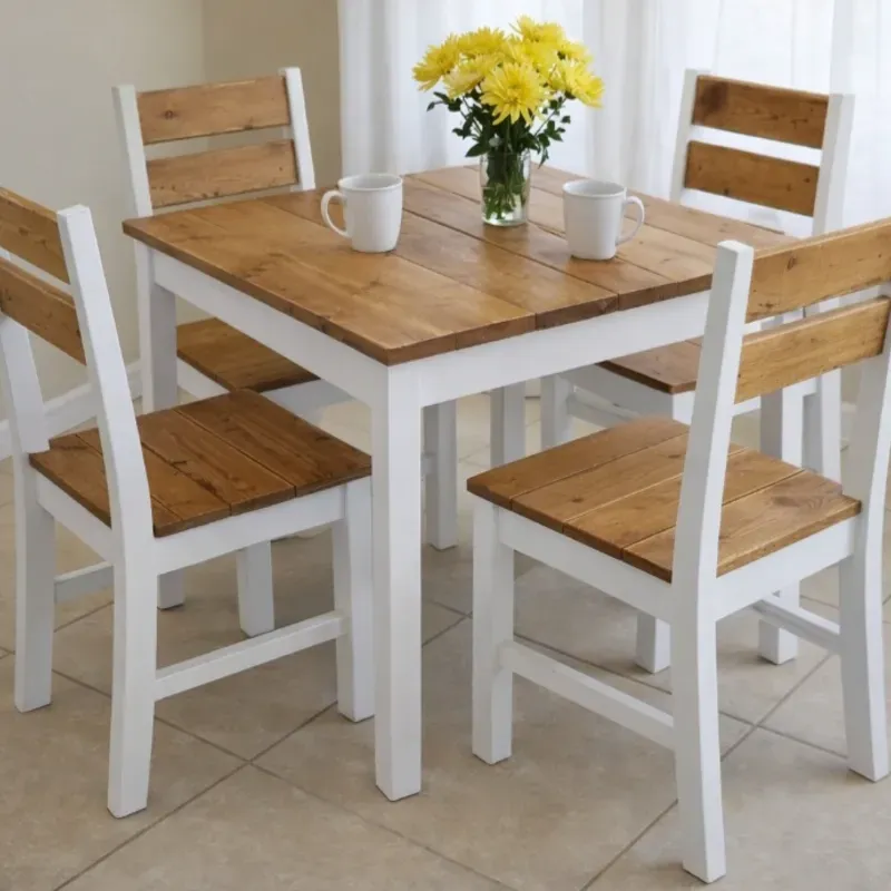 Juego de comedor combinado entre color madera y pintura blanca