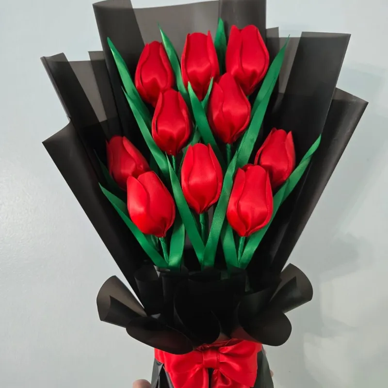 Ramo de 10 tulipanes rojos