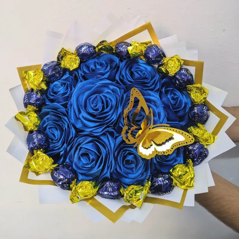 Ramo de 10 Rosas con Bombones y Mariposa