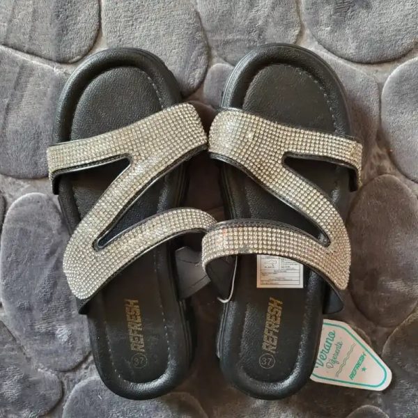 Sandalias altas negras y plateadas