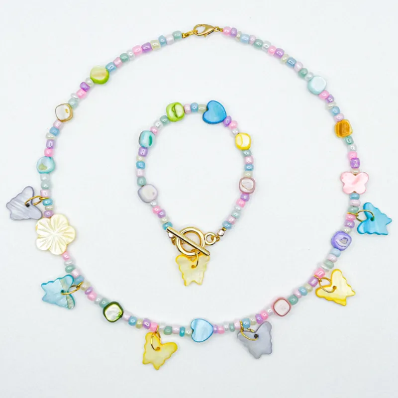 Collar con detalles de nácar 