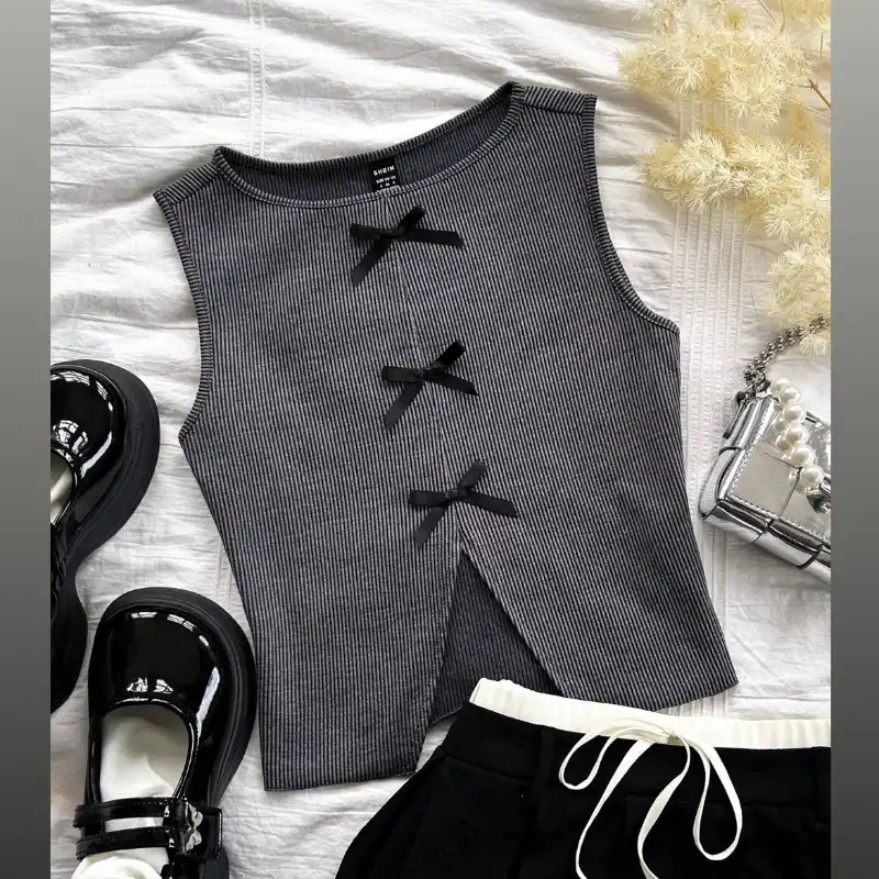 Top con abertura delantera y decoración con lazo