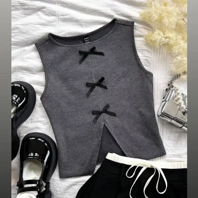 Top con abertura delantera y decoración con lazo