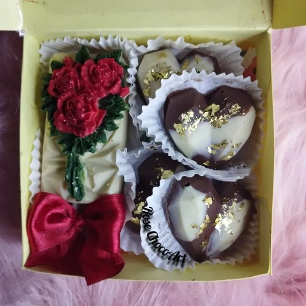 Cajita decorada con rosas rojas.