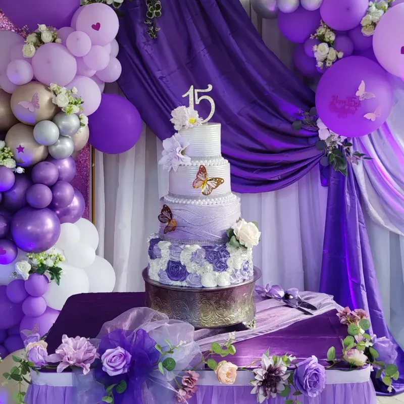 Morado con rosetas para quinceañera
