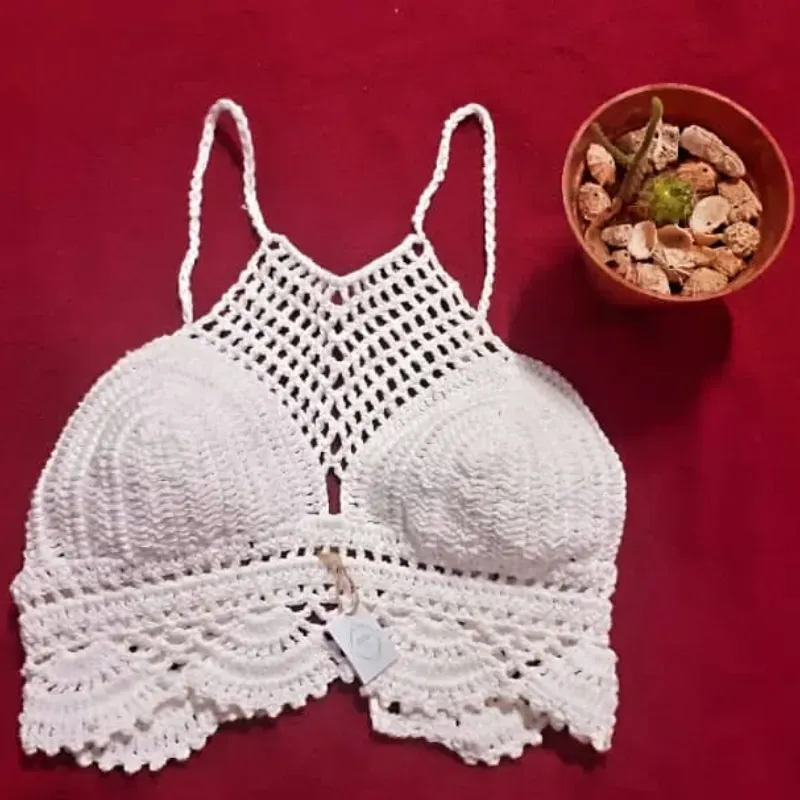 Blusa de abanicos y escote de mallas