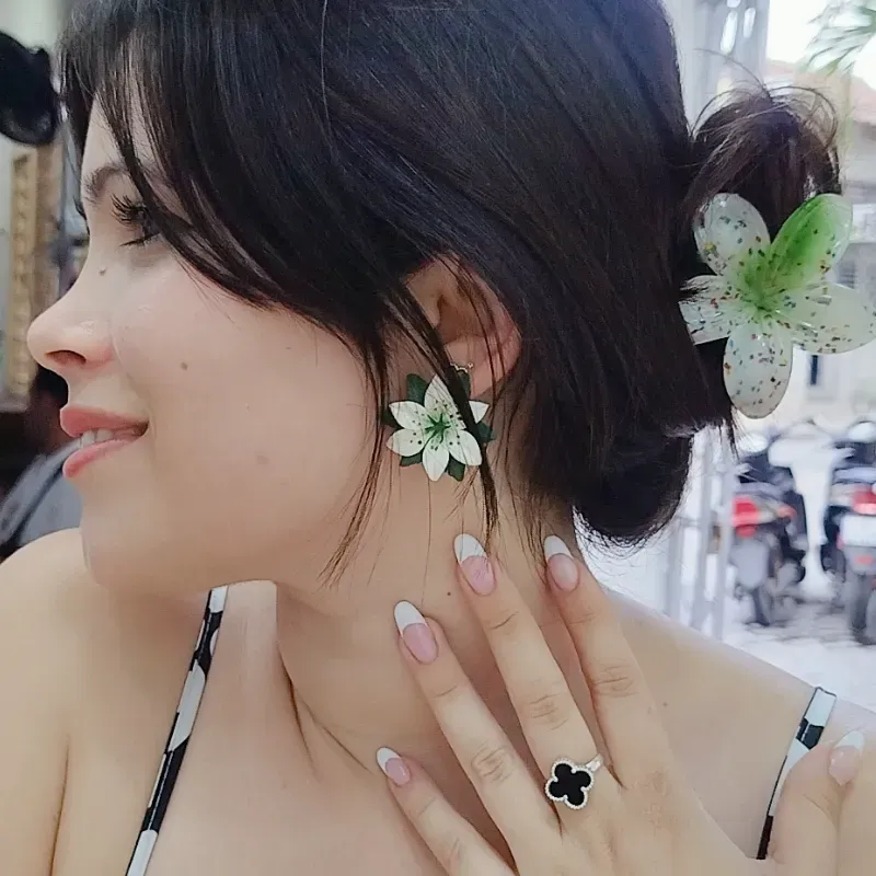 ✨Aretes de Lirios con hojas verdes✨