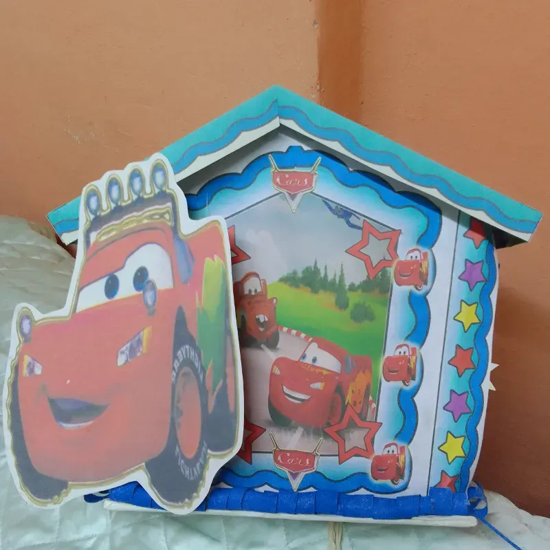 Piñata casita McQueen