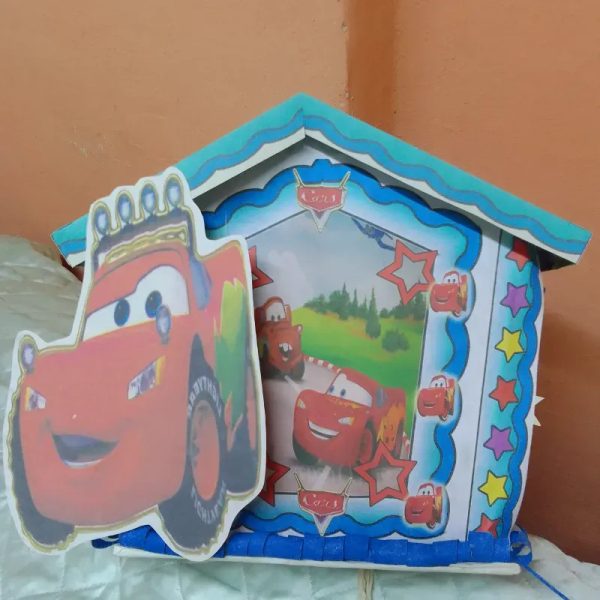 Piñata casita McQueen