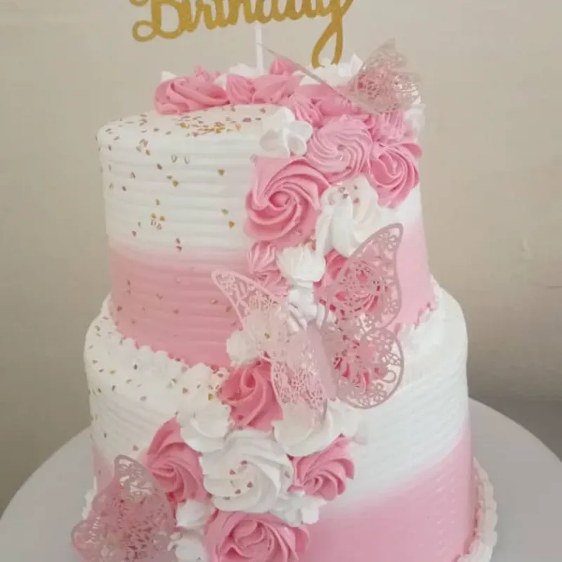 Pastel dos pisos rosas y mariposas
