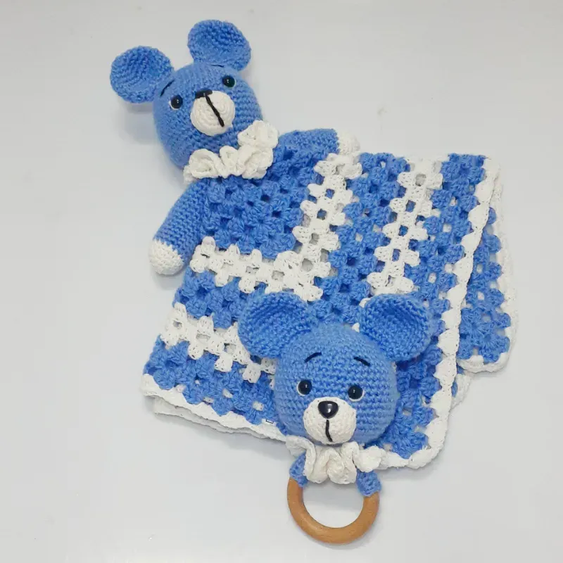 Manta de apego con sonajero