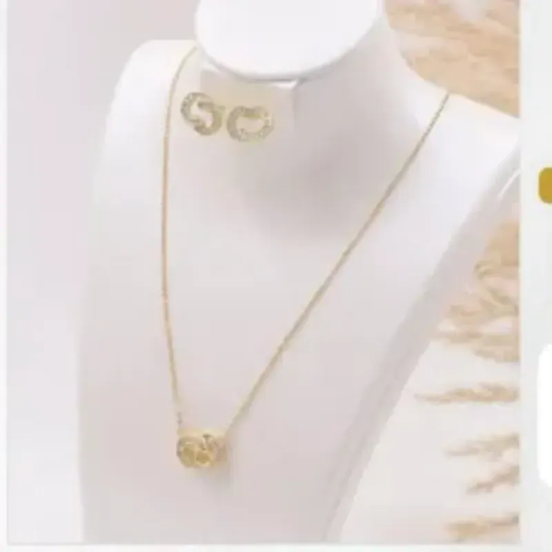 Juego de cadena y aretes