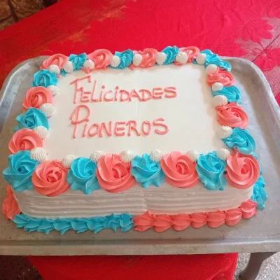 Cake media bandeja relleno de leche condensada