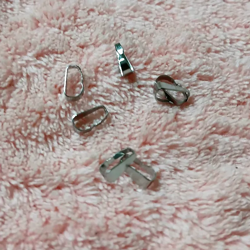 Pasa cadenas plateado