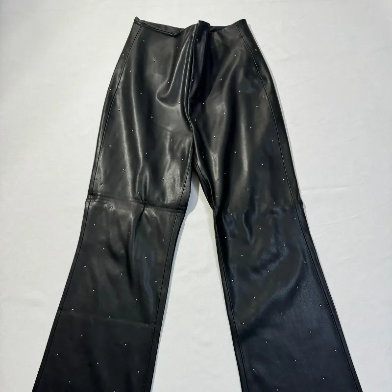 Pantalón de Cuero con Detalle de Perlas