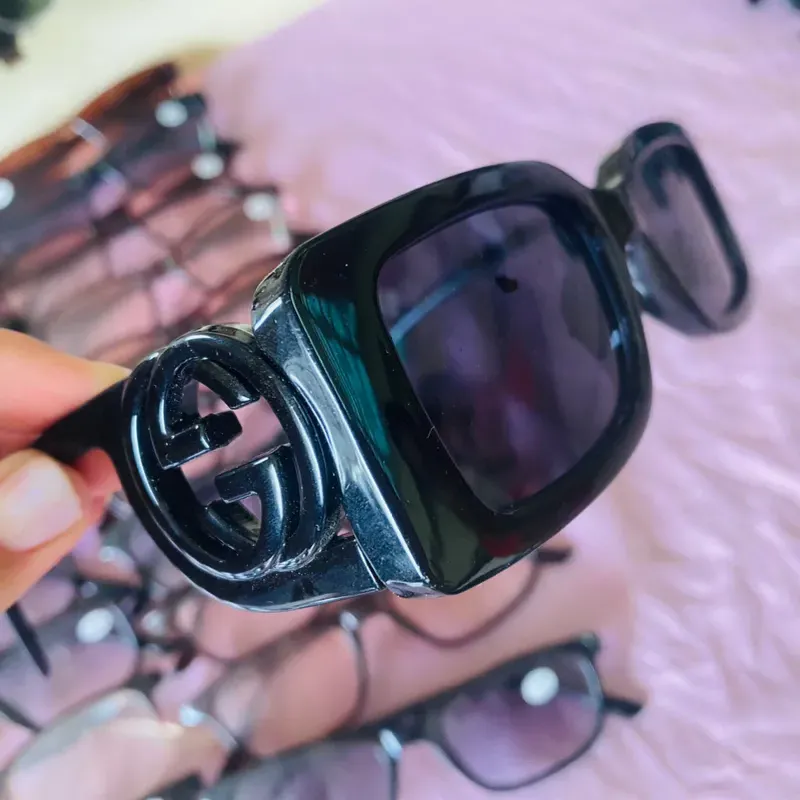 Gafas de sol con lentes oscuros y detalles en la armadura