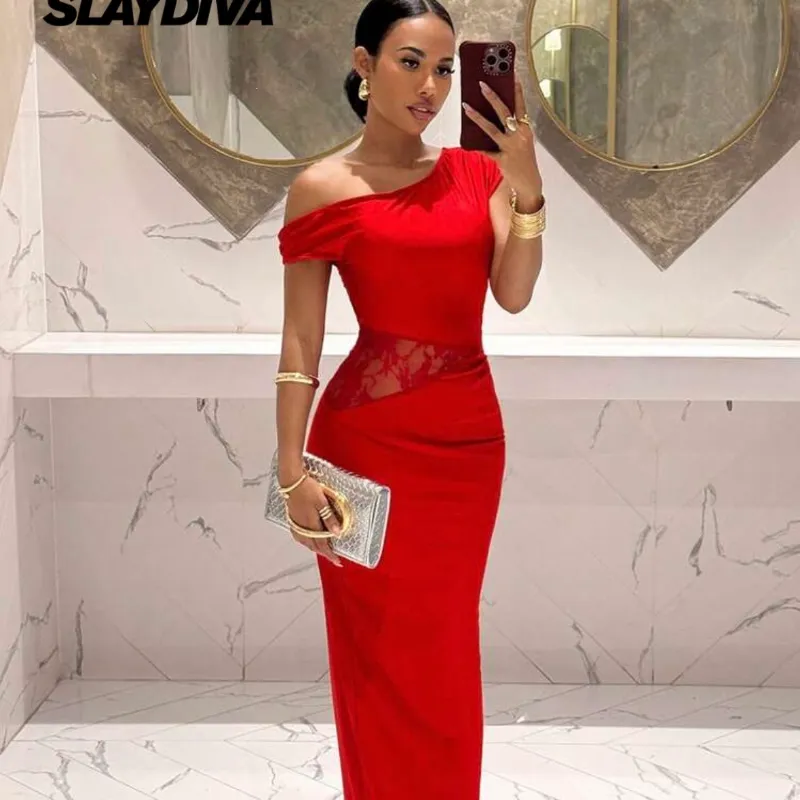 Vestido rojo de encaje en la cintura