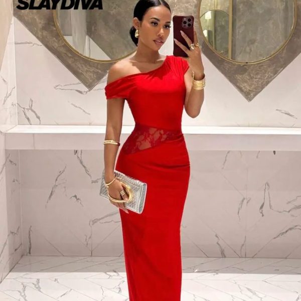 Vestido rojo de encaje en la cintura