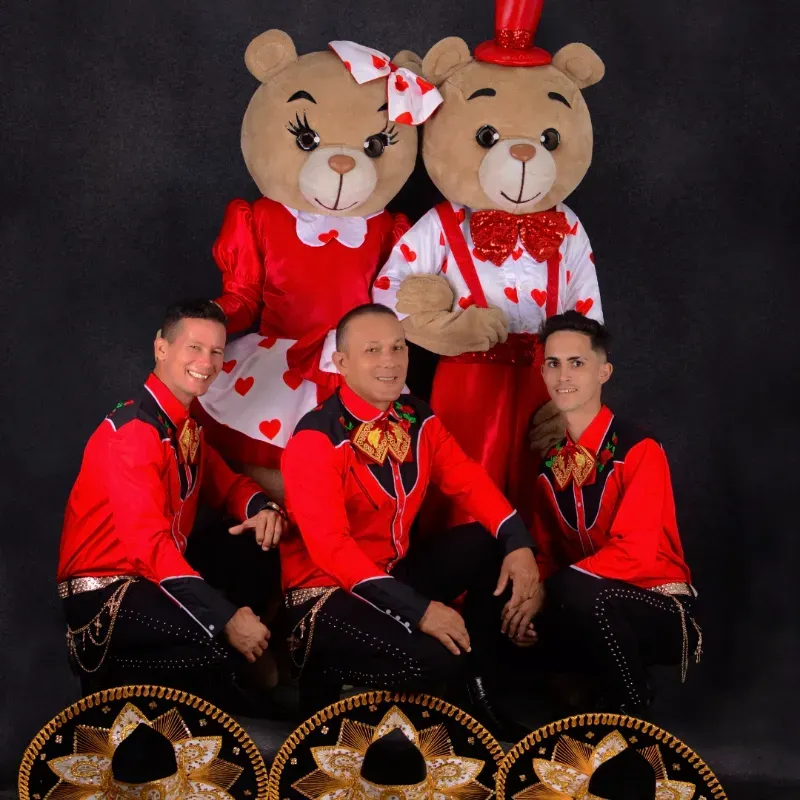 3️⃣Mariachis y 2️⃣ osito ♥️