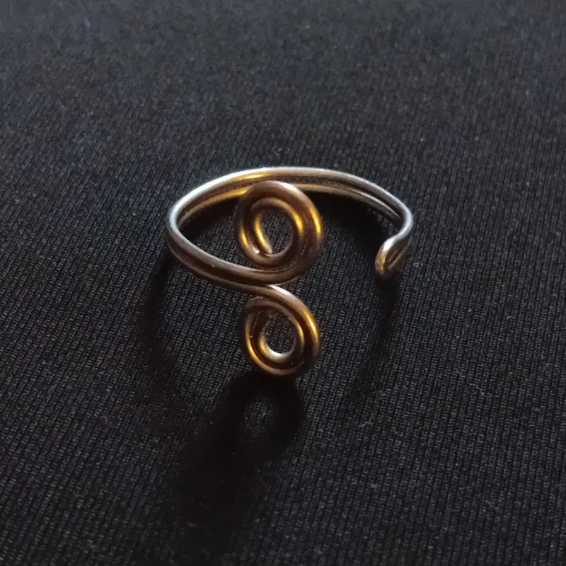 Anillo ajustable de dos espirales