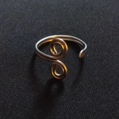 Anillo ajustable de dos espirales