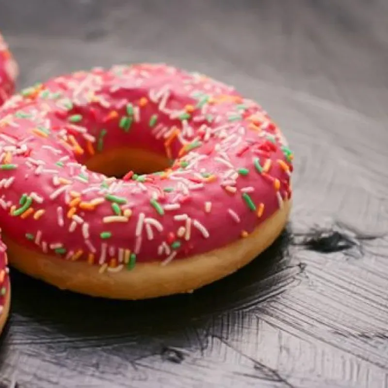 Rosquita con glaseado de fresa