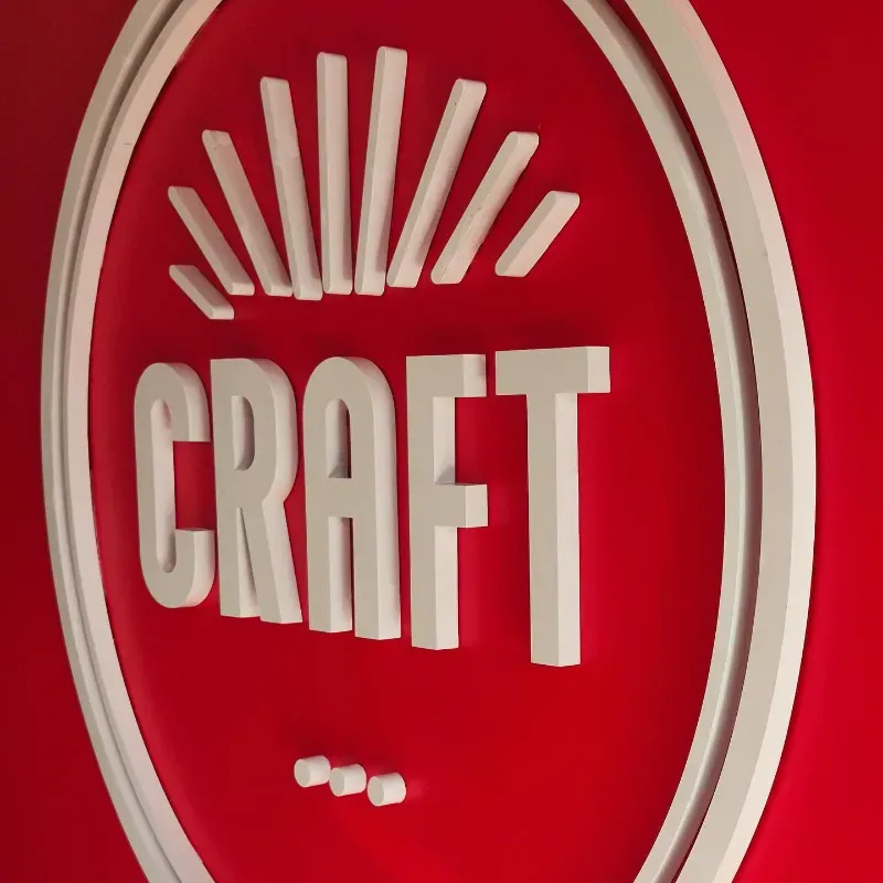 *LOGOTIPO CON DISEÑO A RELIEVE*