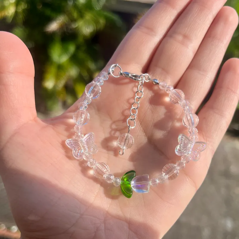 Pulsera de cuentas transparentes con tulipán y mariposas
