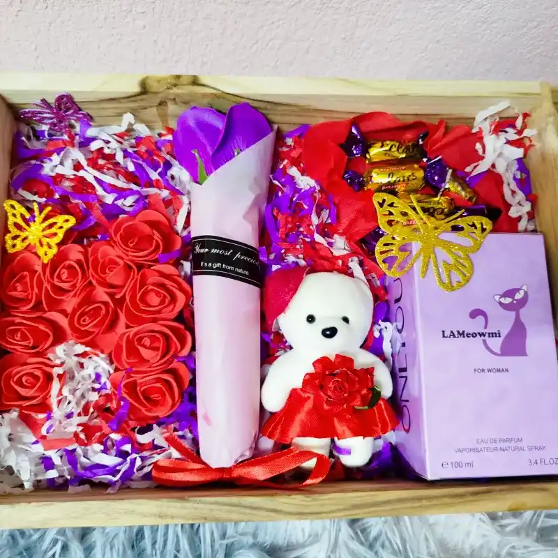 Caja de regalo con osito y letra personalizada