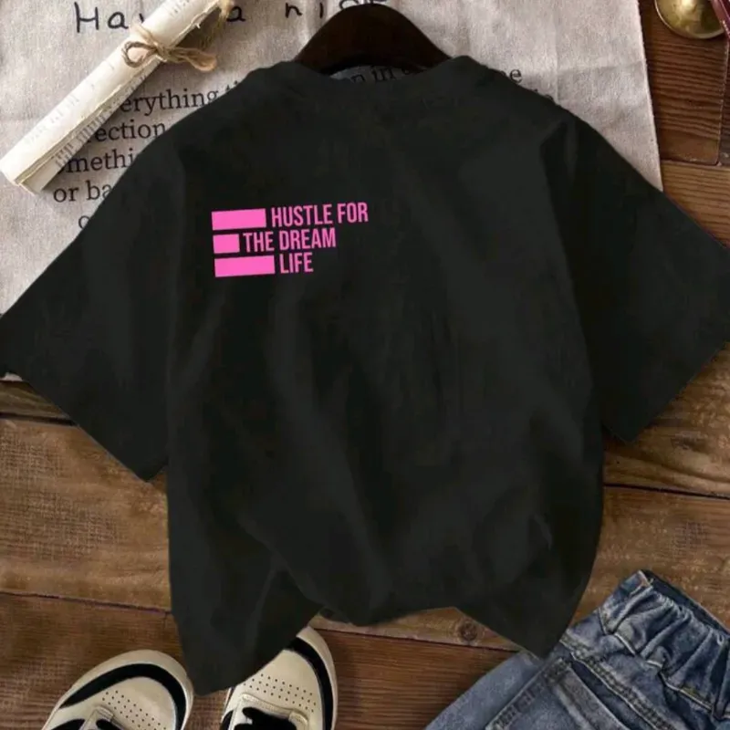 Camiseta negra con diseño de letras en la espalda